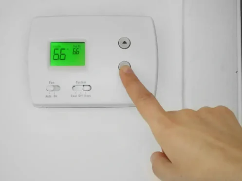 adjusting-thermostat